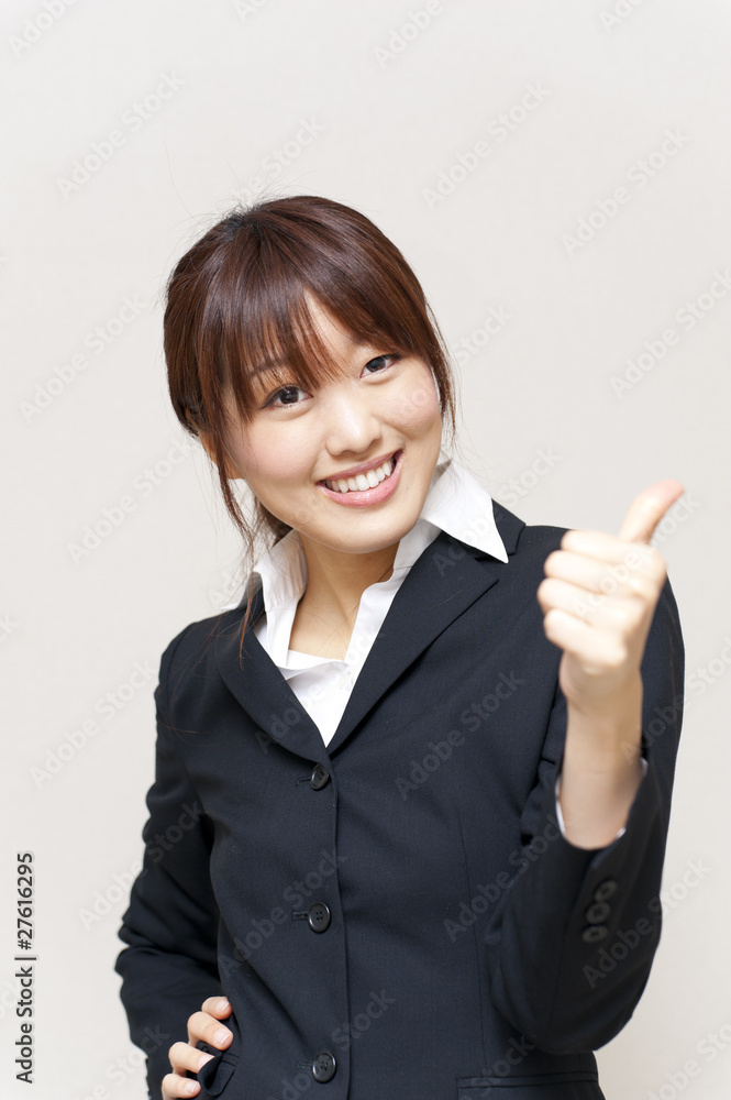 一幅年轻商业女性竖起大拇指的画像