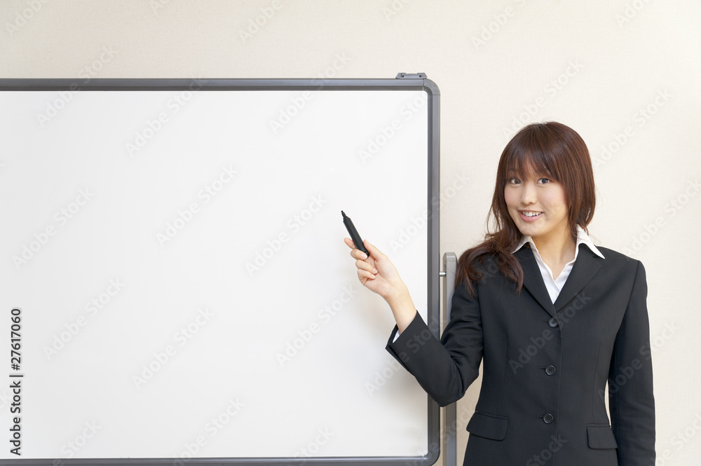 一幅年轻商业女性的画像，上面有一块空白的白板