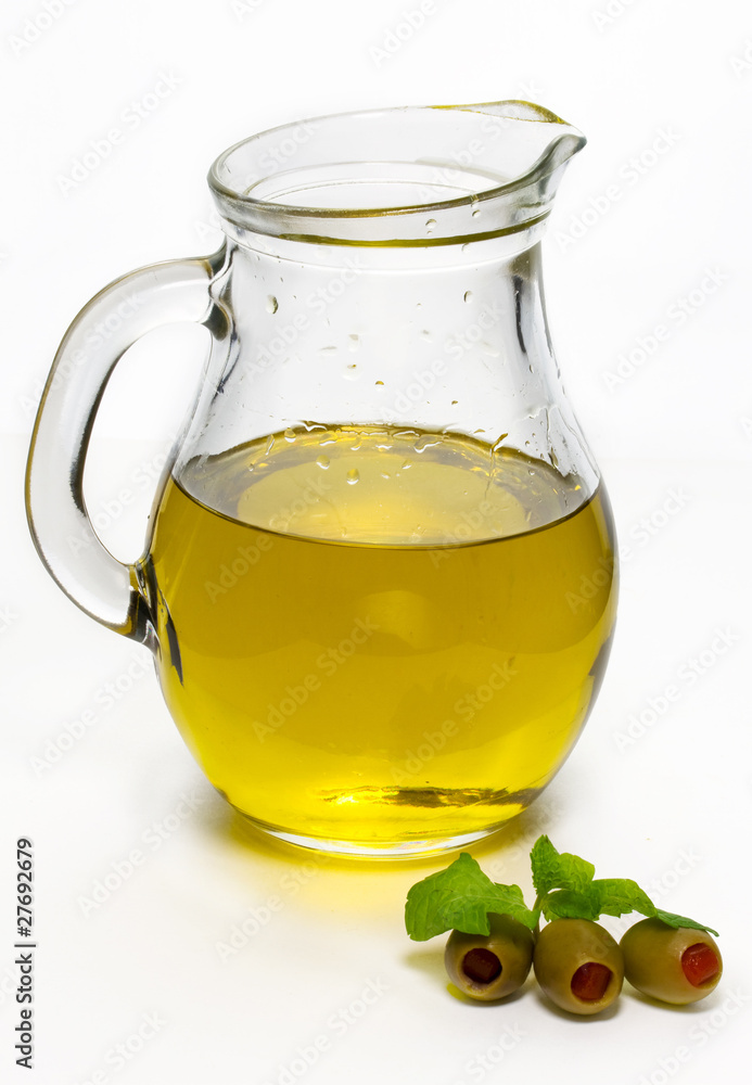 白色橄榄油和橄榄瓶
