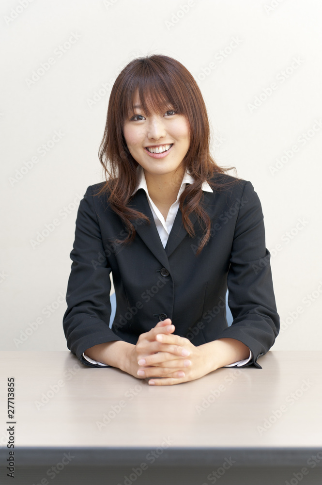 桌上年轻商务女性的画像