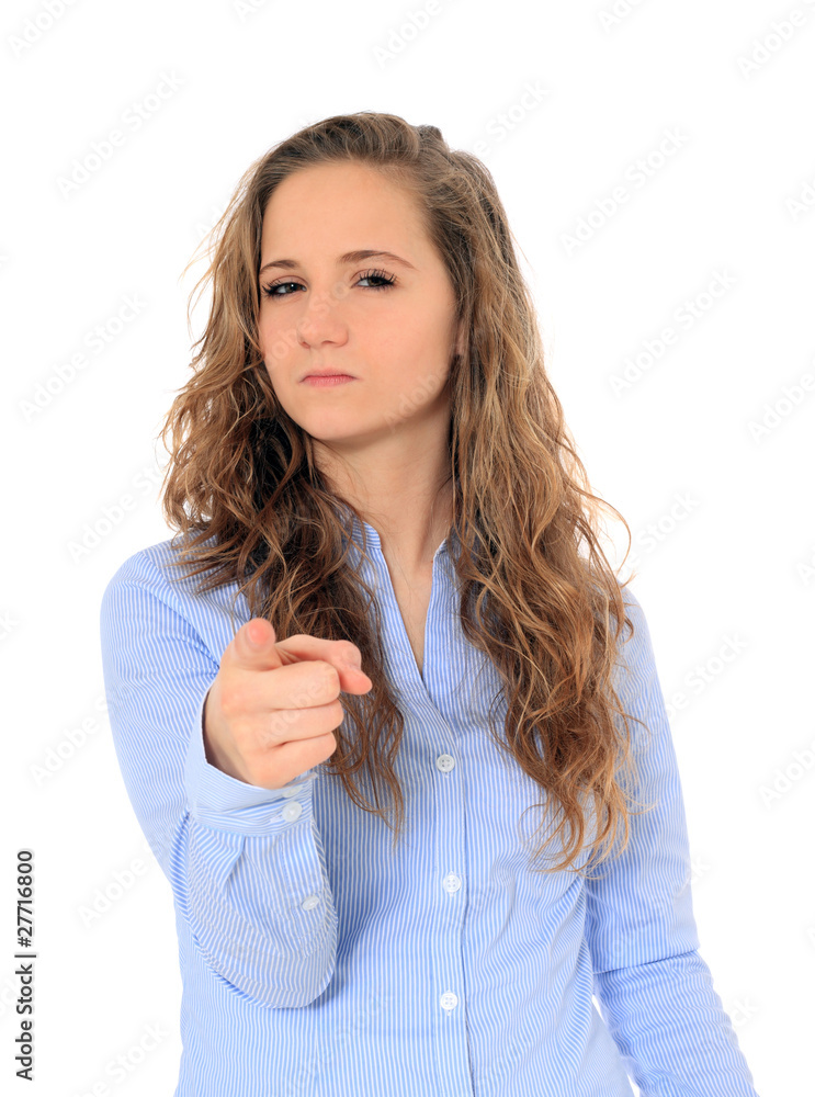 Mädchen zeigt zornig mit dem Finger
