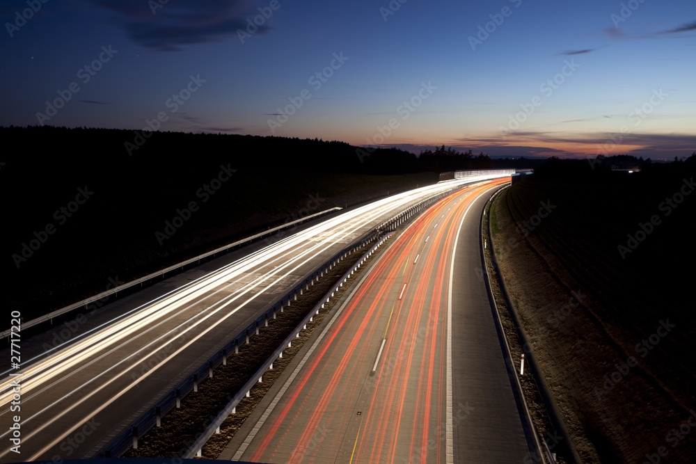 夜间高速公路