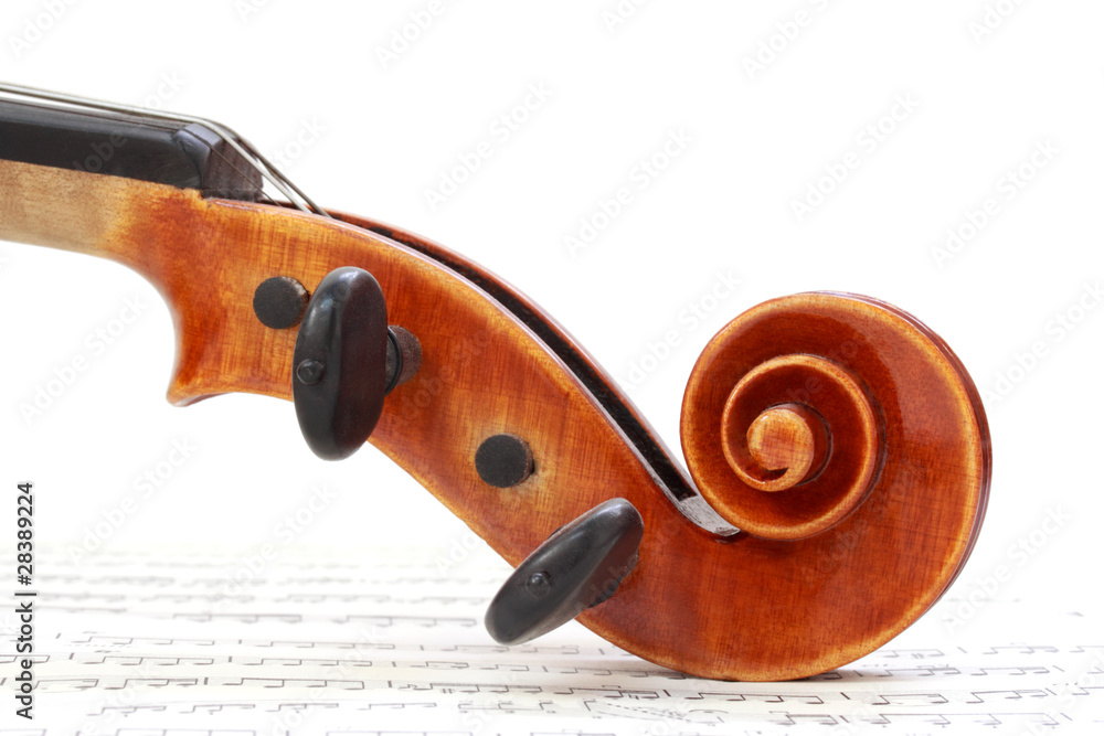 乐谱上的小提琴卷轴