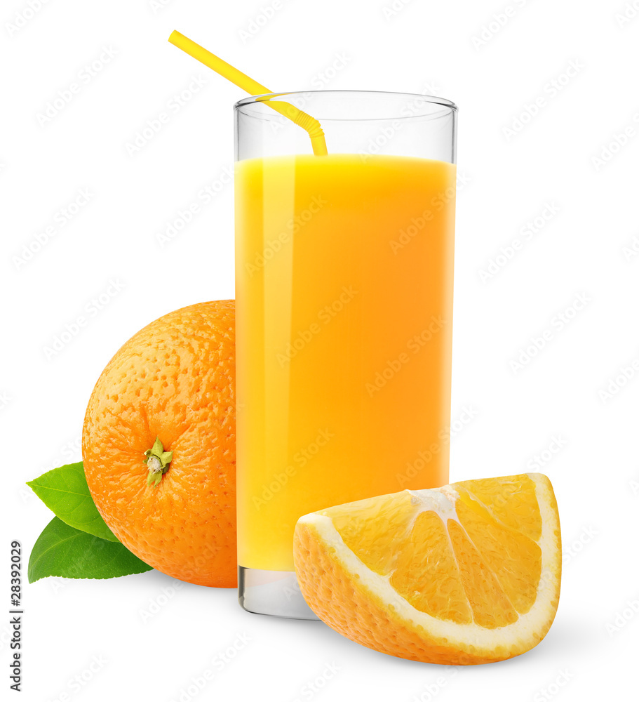 隔离水果饮料。一杯新鲜果汁和白色背景上隔离的橙子片