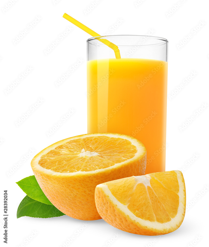 隔离饮料。一杯新鲜果汁和一片橙色水果在白底上隔离