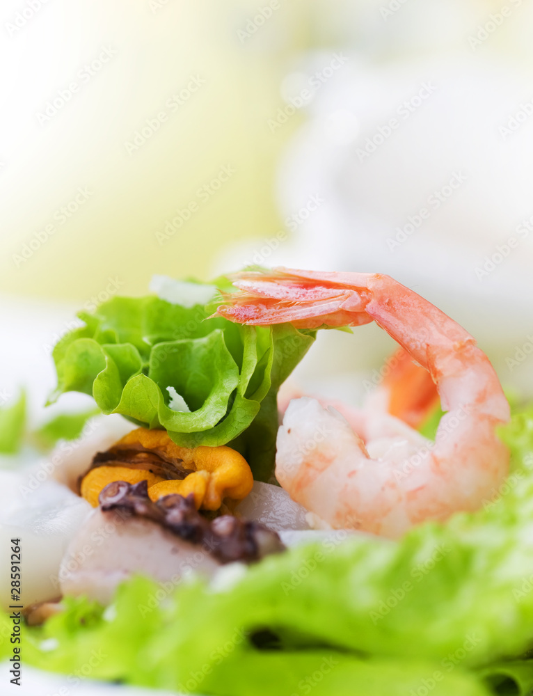 健康海鲜沙拉配虾仁、章鱼和贻贝