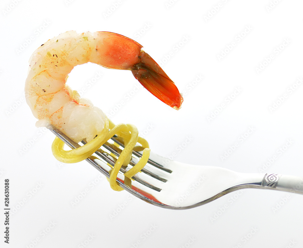 叉子上的虾配意大利面