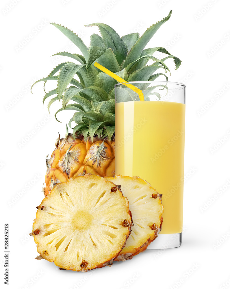 隔离饮料。一杯带吸管的菠萝汁和白背上隔离的菠萝片