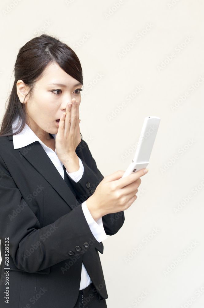 年轻商业女性使用手机的画像