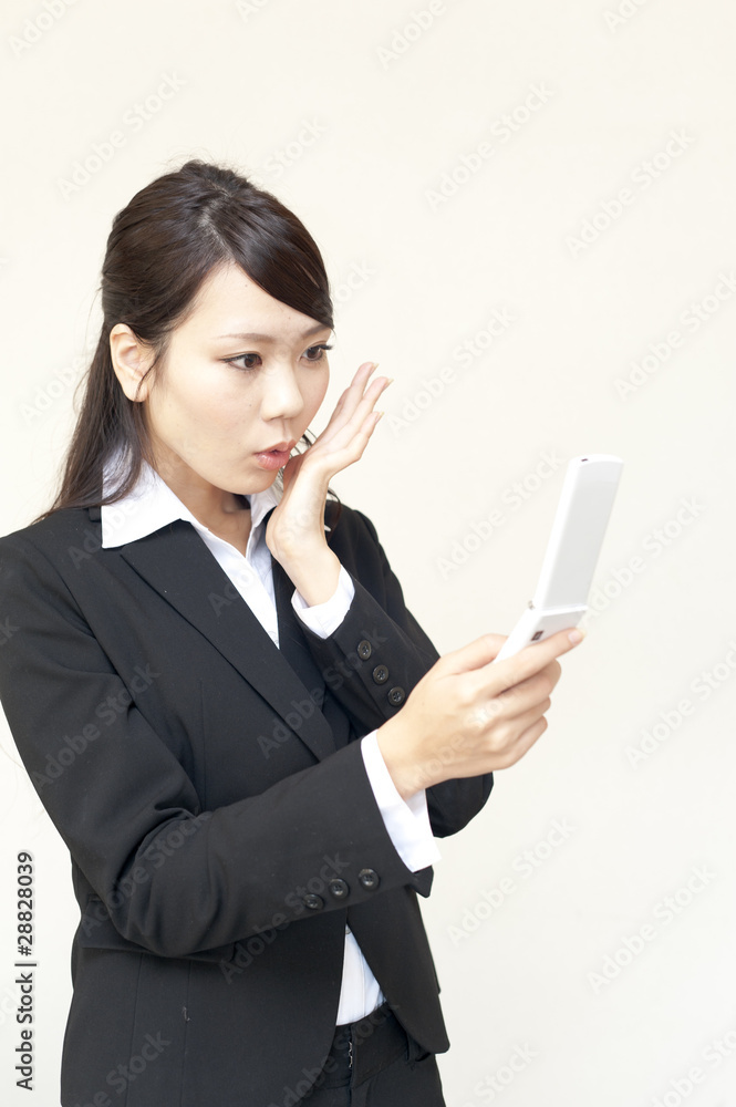 年轻商业女性使用手机的画像