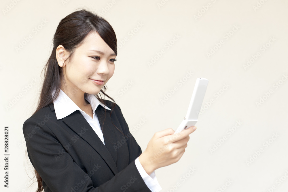 一幅年轻商业女性使用手机的画像