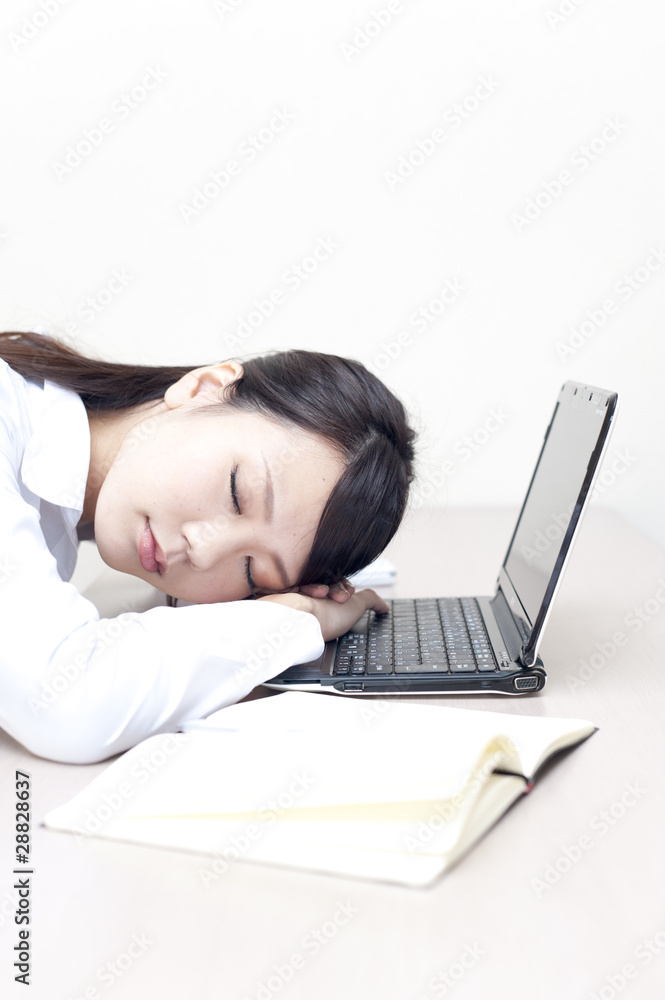 年轻商业女性睡觉的画像