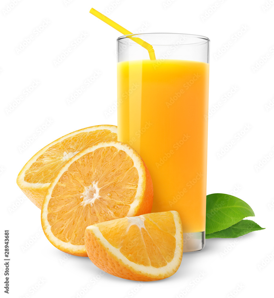 隔离饮料。一杯橙汁和一片橙色水果在白色背景上隔离