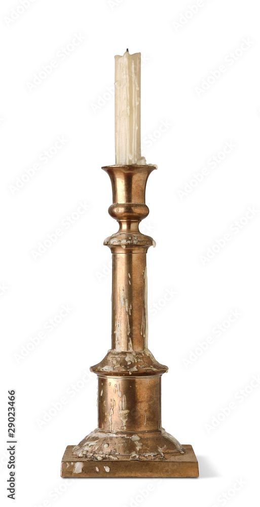 隔离蜡烛。复古黄铜烛台，白色背景上隔离蜡烛
