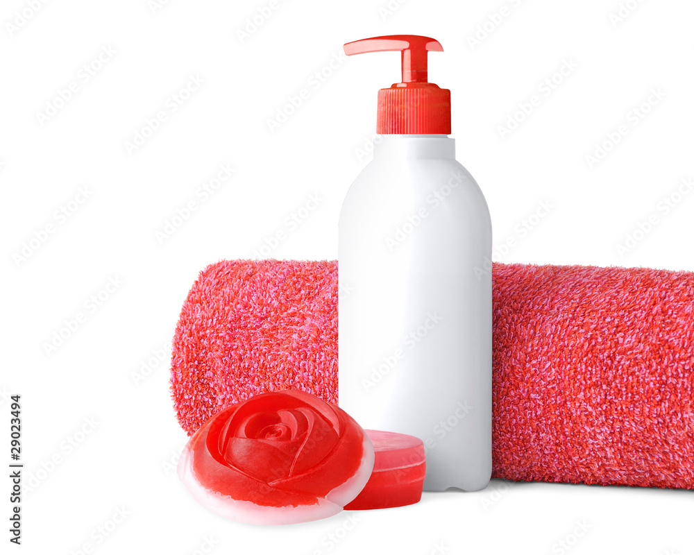 隔离的浴室物品。玫瑰形状的肥皂条、一瓶液体肥皂和毛巾隔离在whit上