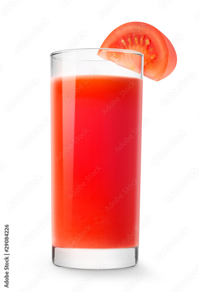 隔离饮料。一杯番茄汁和一片白底隔离番茄