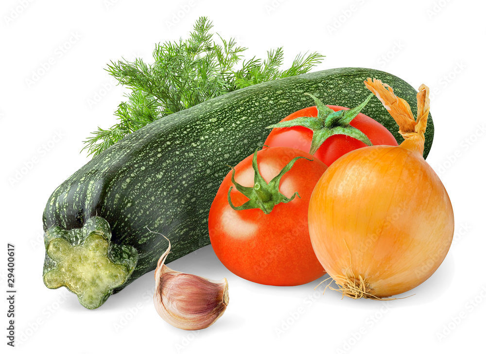隔离的新鲜蔬菜。白底上隔离的西葫芦、西红柿和洋葱