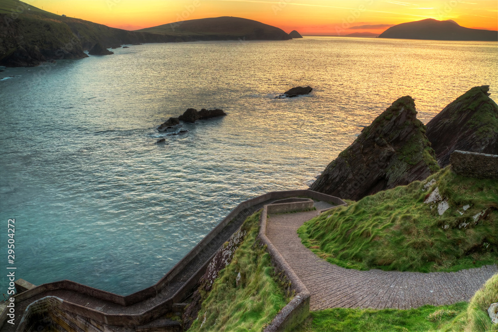 爱尔兰多岩石海岸的日落-HDR