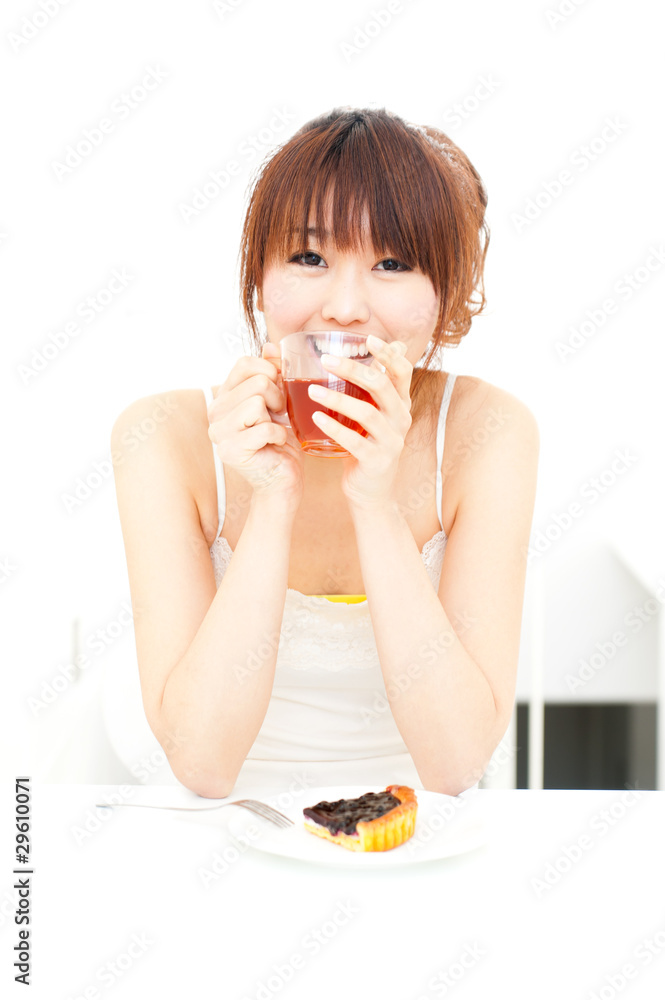 一幅亚洲美女喝茶的画像