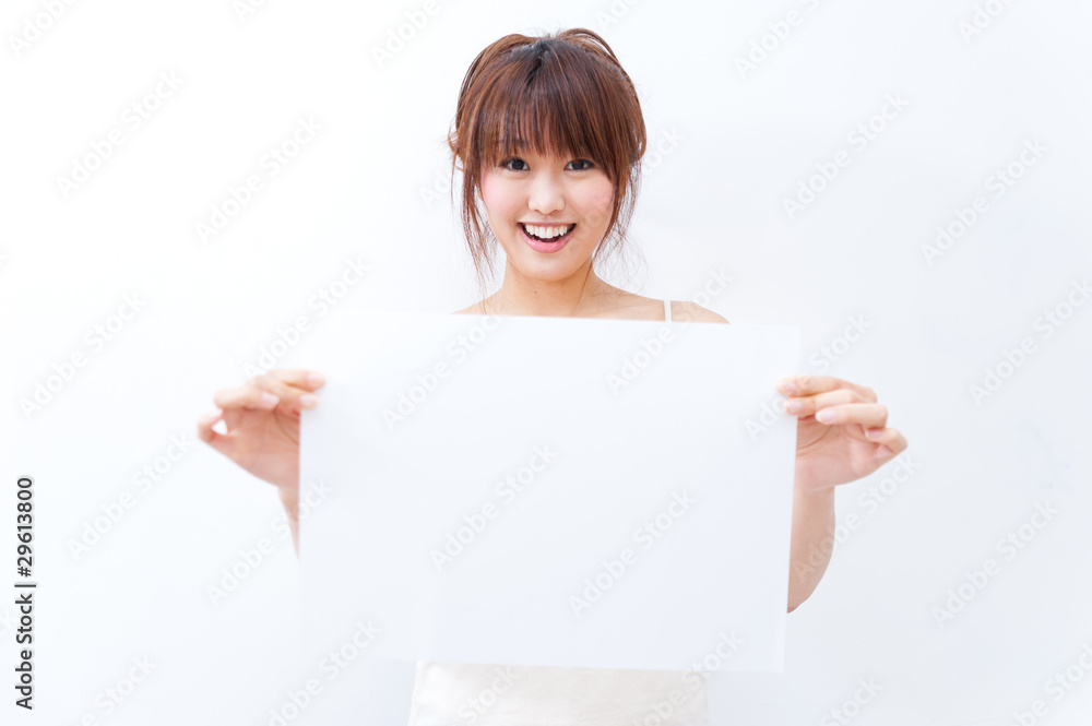 一幅带有空白白板的亚洲美女肖像