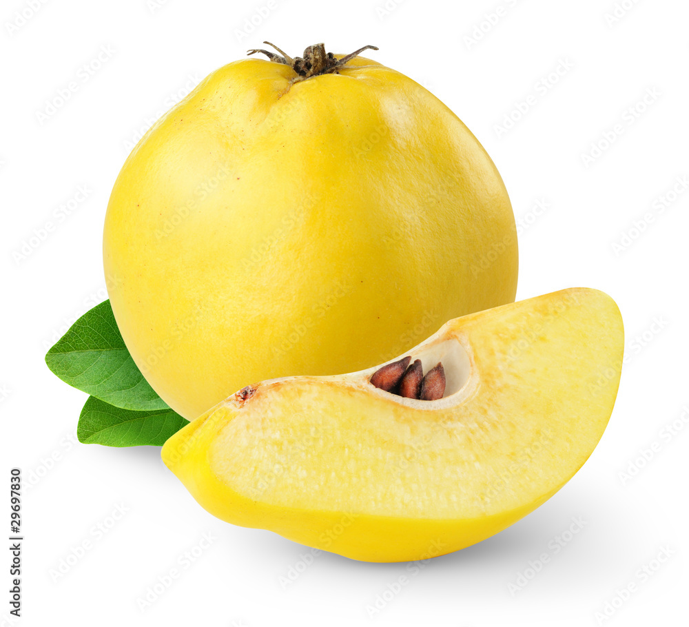 分离的木瓜。一个完整的黄色木瓜果实和一个在白色背景上分离的楔形物