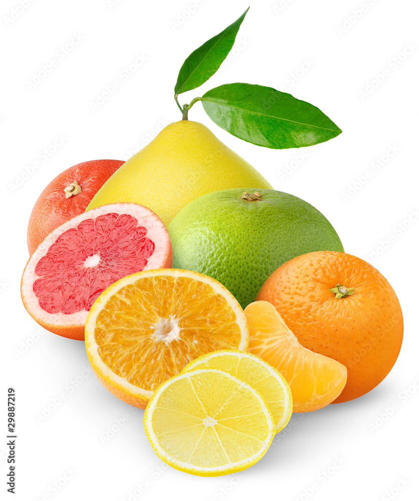 分离的柑橘类水果。在w上分离的一堆橙子、柠檬片、葡萄柚、橘子和柚子