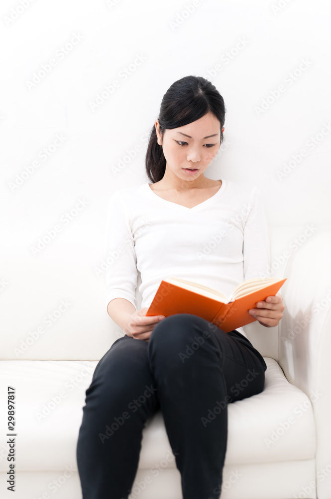 亚洲美女在沙发上看书