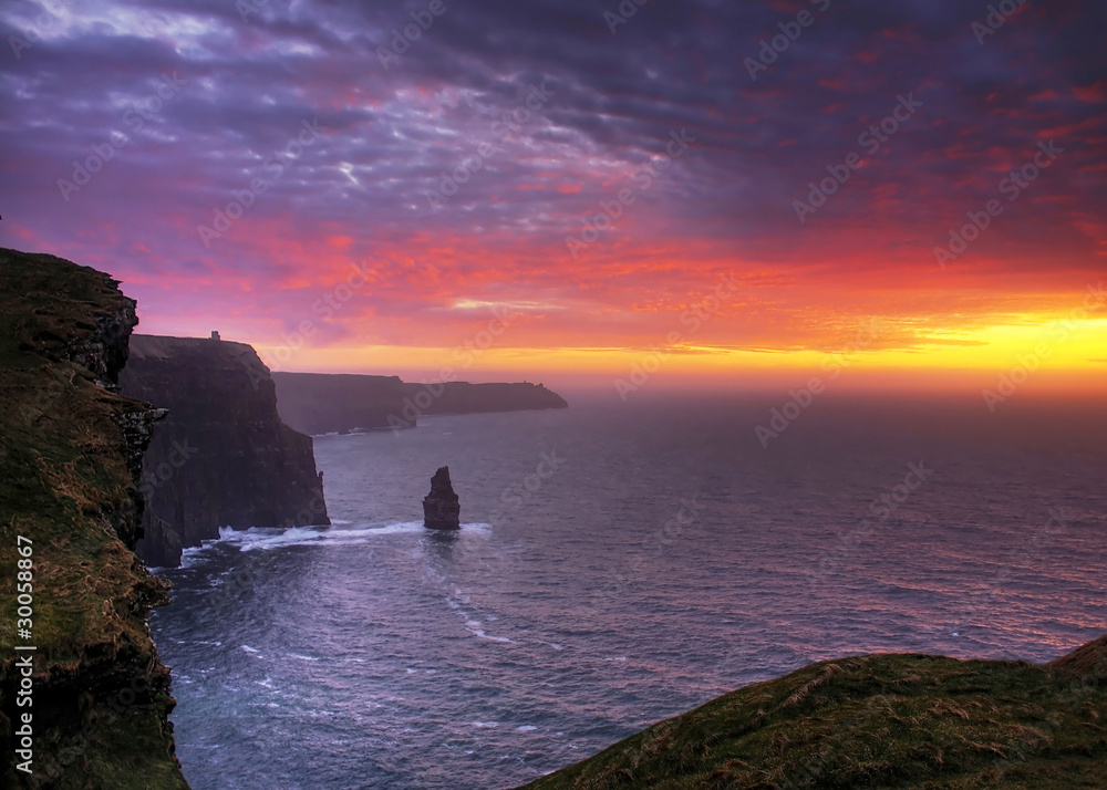 爱尔兰莫尔悬崖上虚幻的日落