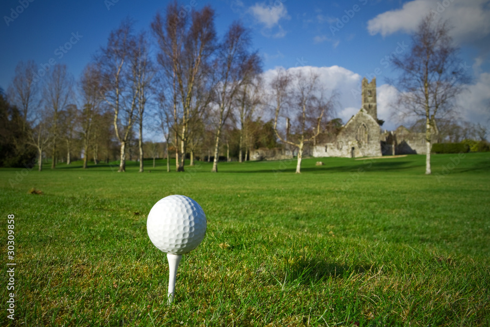 球座上的高尔夫球-爱尔兰阿达雷田园诗般的高尔夫球场