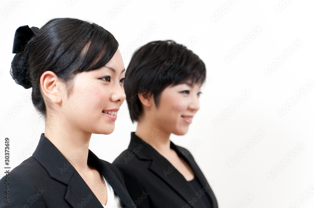 两位亚洲女商人站在一起