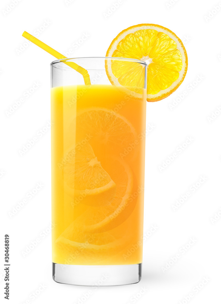 隔离饮料。一杯橙汁，里面有白色背景的橙色和平