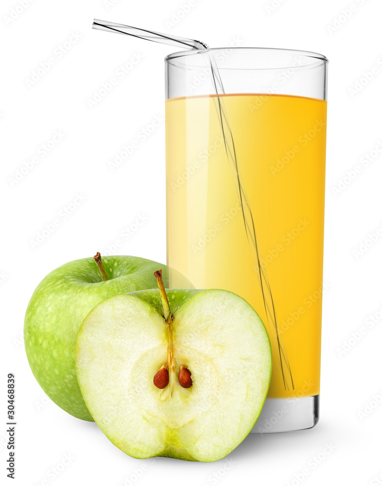 隔离饮料。一杯苹果汁和半个白底绿苹果果