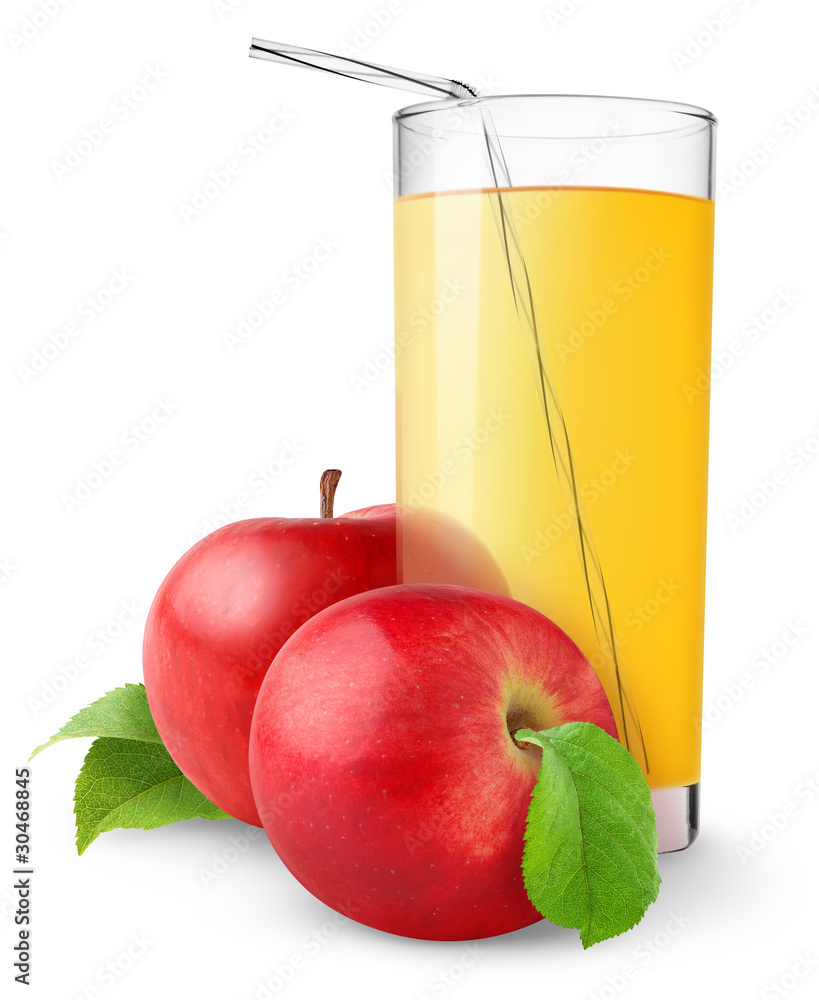 隔离饮料。一杯苹果汁和两个白底红苹果