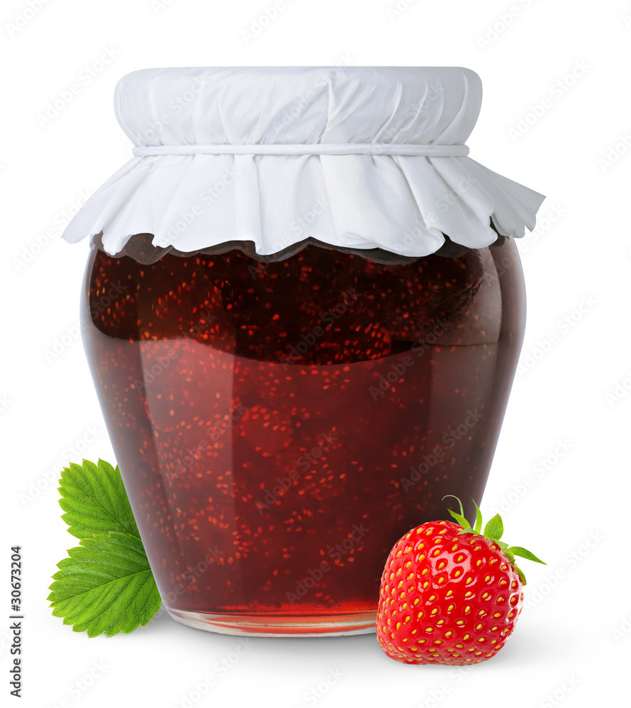 隔离果酱。封闭玻璃罐，白色背景上有草莓酱和一颗浆果
