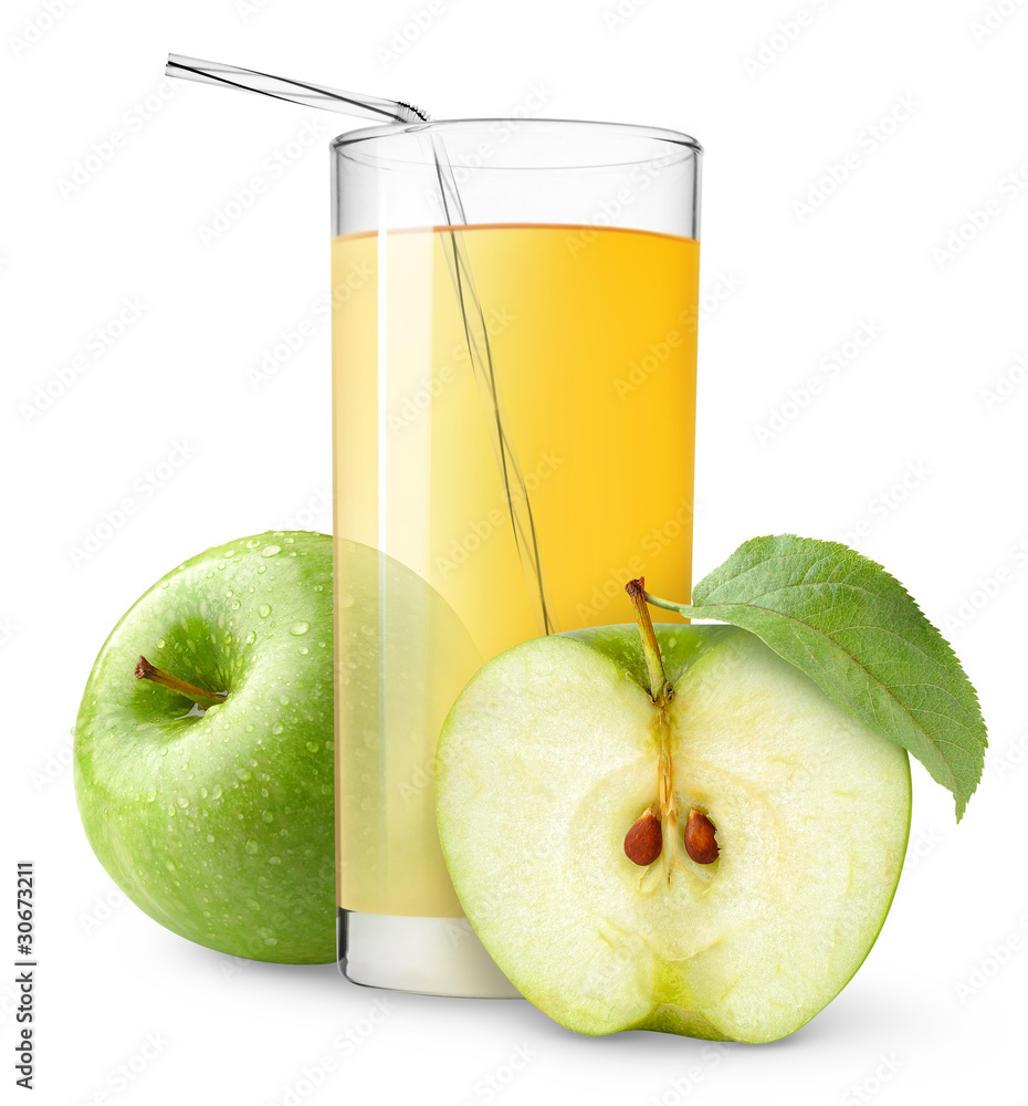 隔离饮料。一杯苹果汁和半个白底绿苹果果