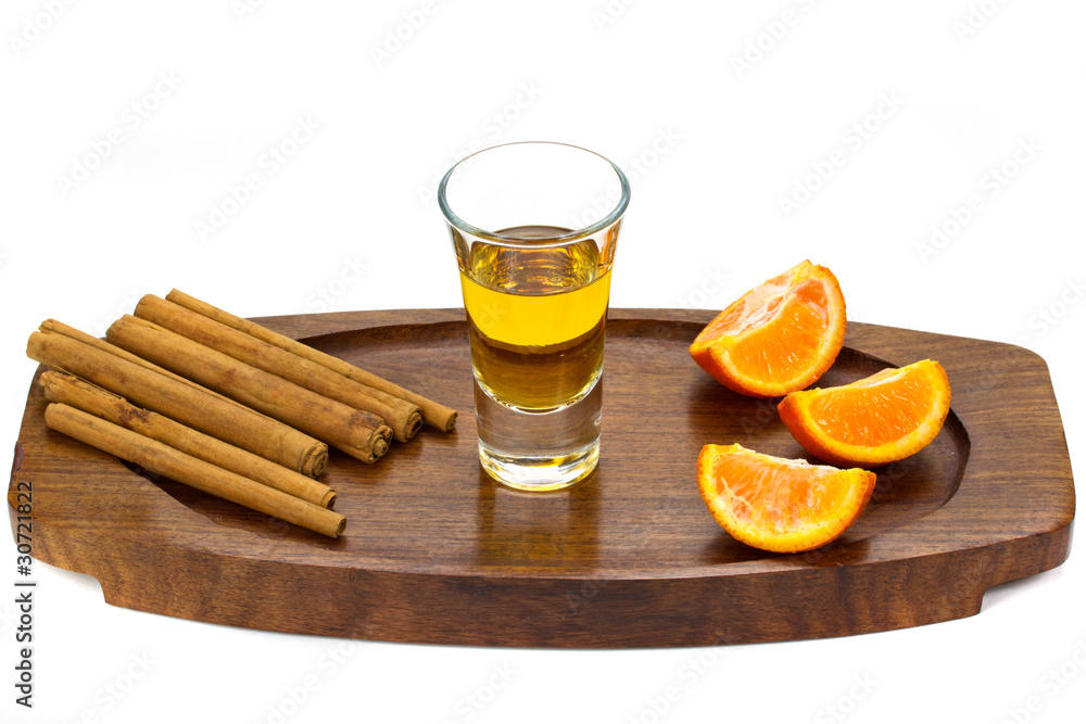 金色龙舌兰酒配橙子和肉桂