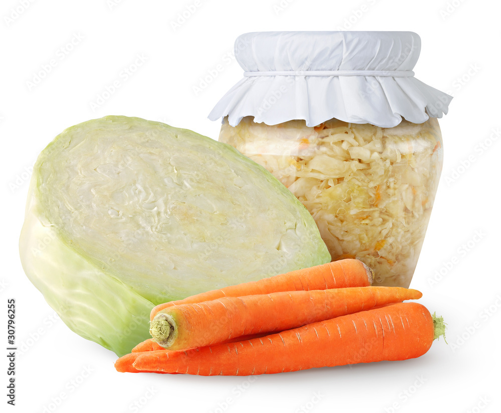 分离的卷心菜。玻璃罐中的腌卷心菜（酸菜）和分离的新鲜卷心菜和胡萝卜
