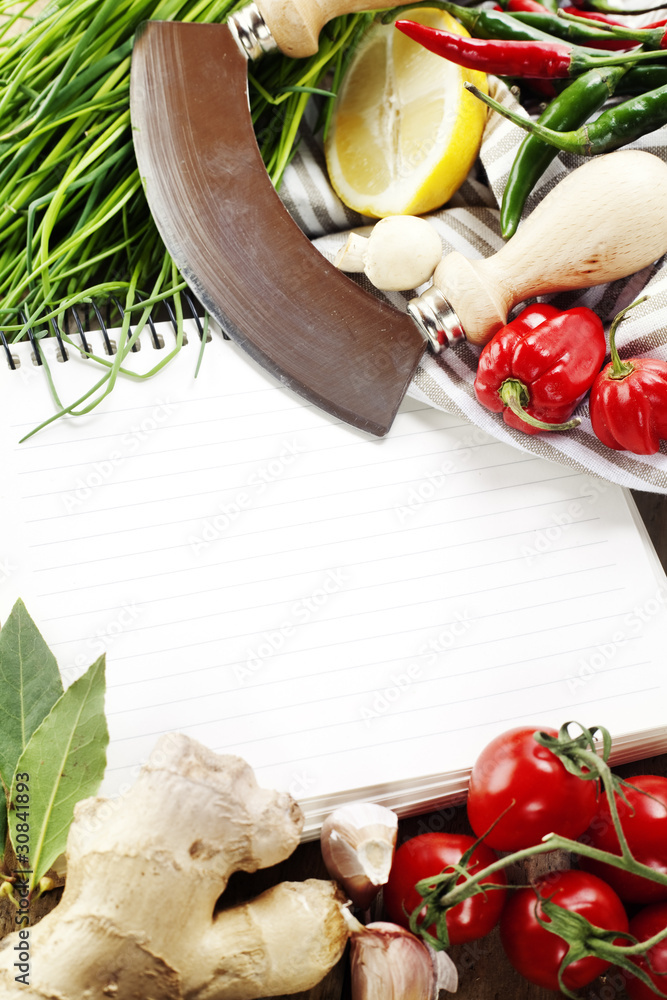 打开笔记本和新鲜蔬菜