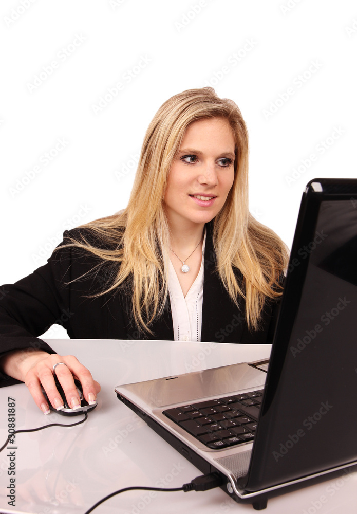 漂亮的金发女孩在笔记本电脑上打字