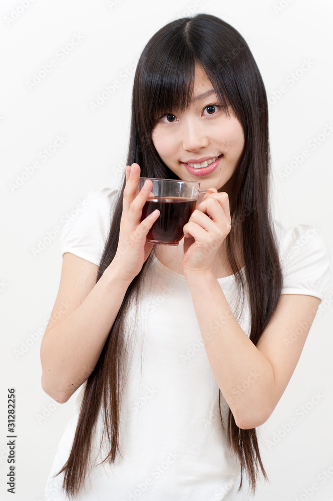 一杯茶的亚洲美女