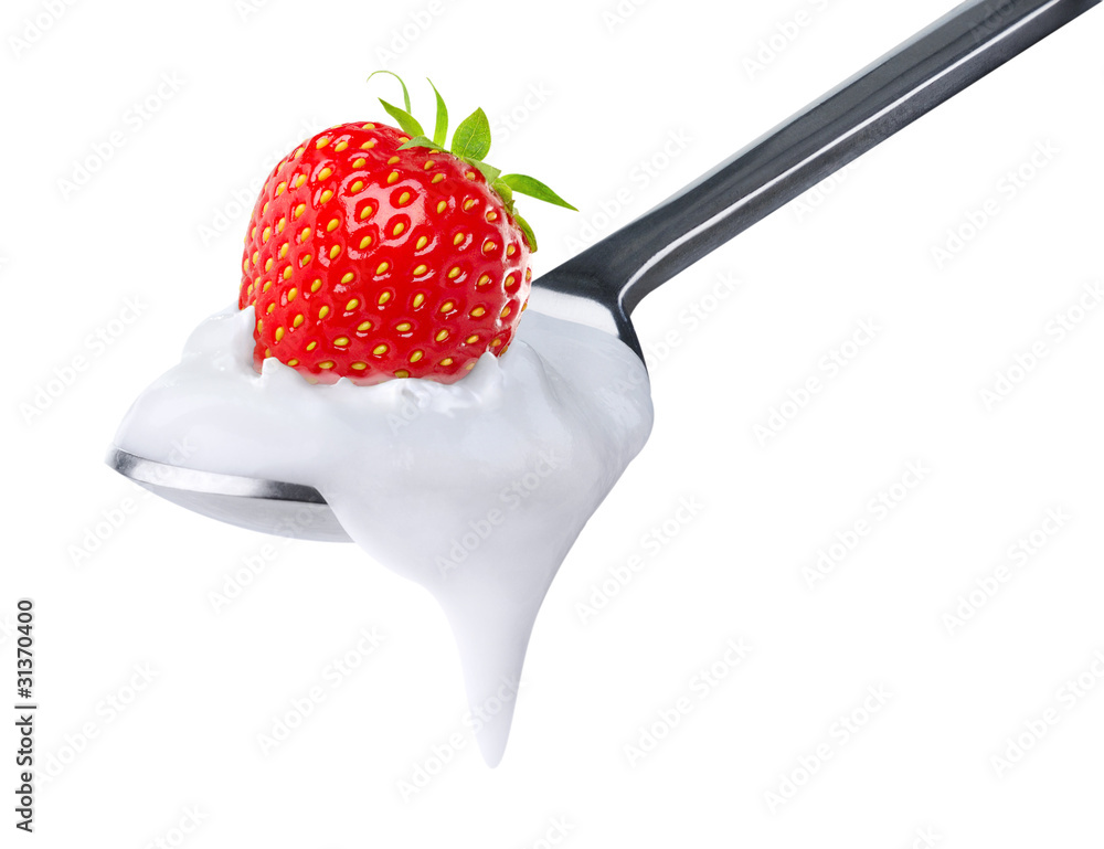 隔离酸奶。一勺顶部有草莓的天然酸奶，隔离在白底上