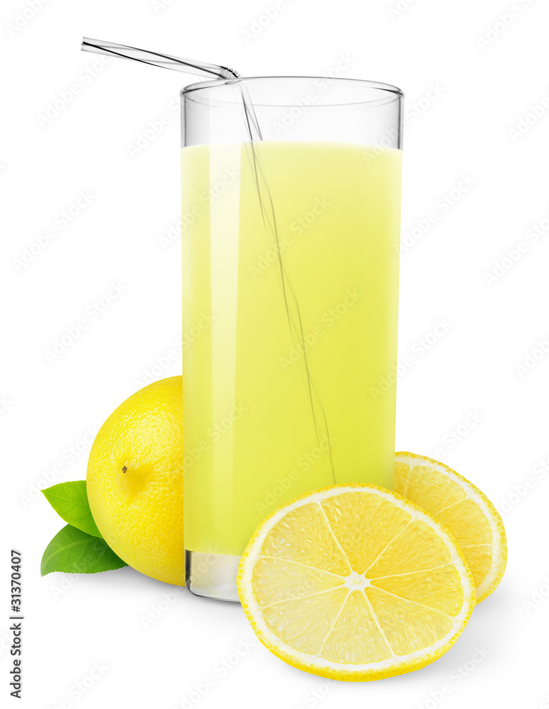 隔离饮料。一杯新鲜柠檬水和一片切好的柠檬果，在白底上隔离