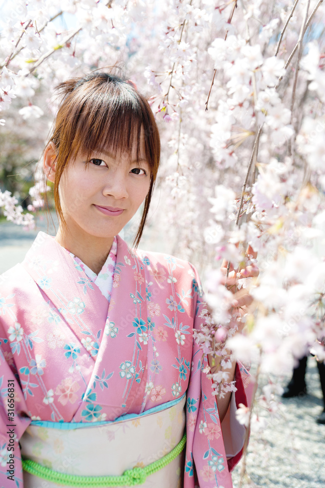 日本和服女人和樱花