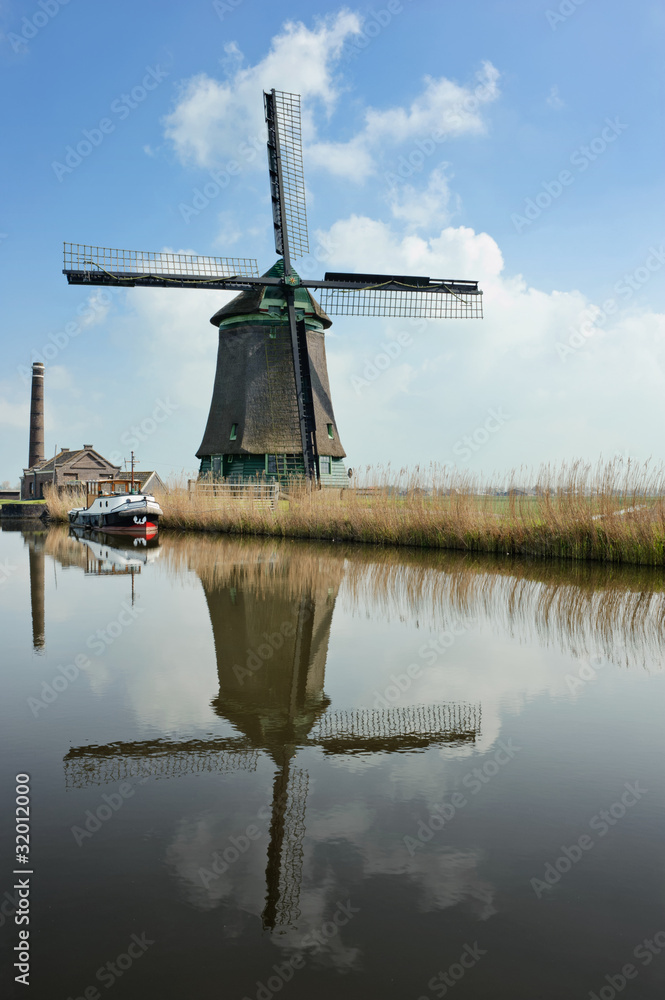 运河附近的传统荷兰风车。荷兰