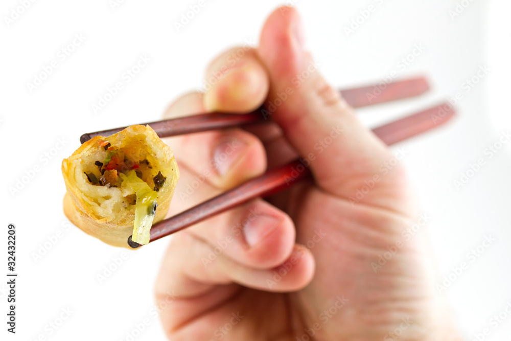 人用筷子夹着春卷