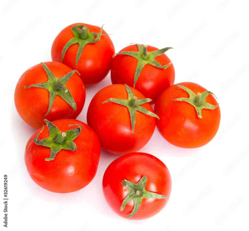 在白番茄上隔离的红番茄