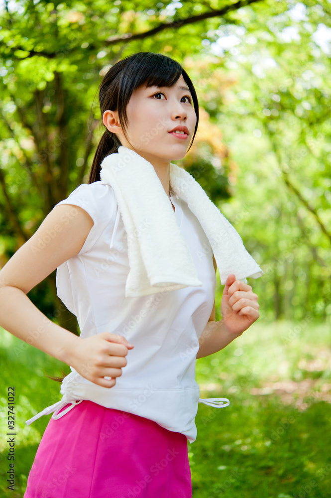 在公园慢跑的亚洲美女