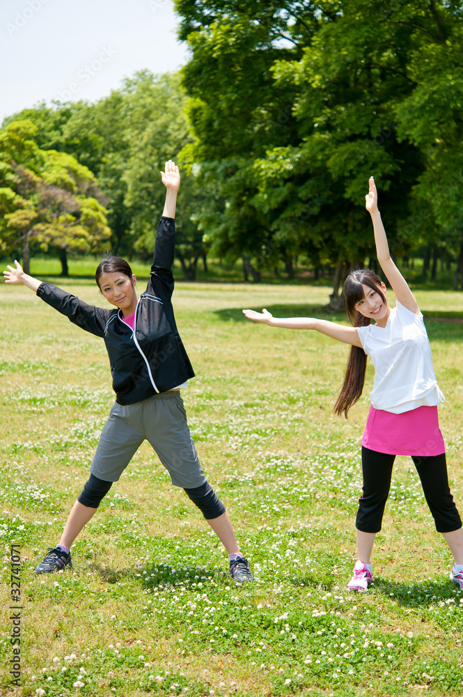 美丽的亚洲女性在公园锻炼