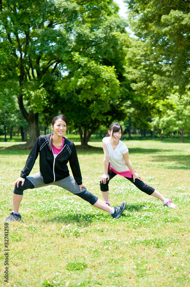 亚洲美女在公园锻炼