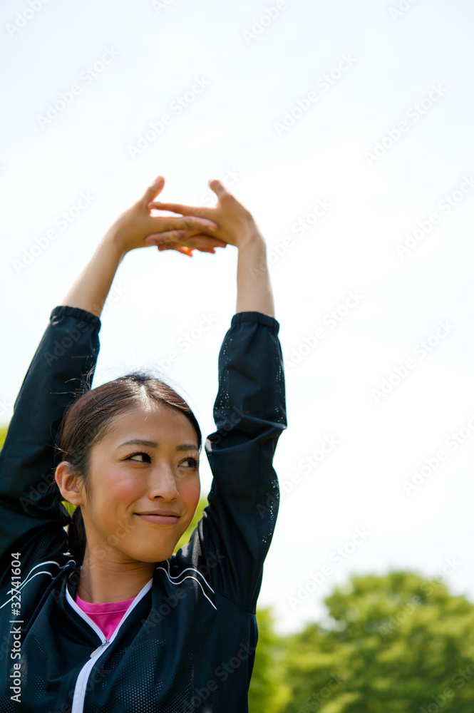 亚洲美女在公园锻炼